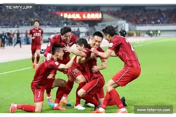 广州恒大与上海上港激战正酣 中超豪强对决引发球迷热议 广州恒大与上海上港激战正酣 中超豪强对决引发球迷热议
